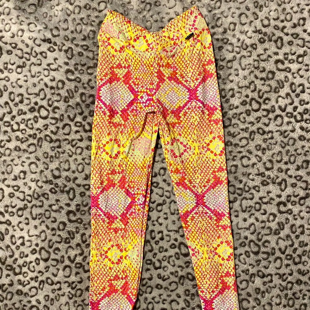 Lici fit high waisted v-cut scrunch leggings